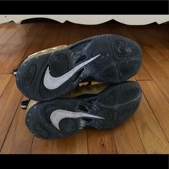 Nike gold shoes - Picture 3 of 4